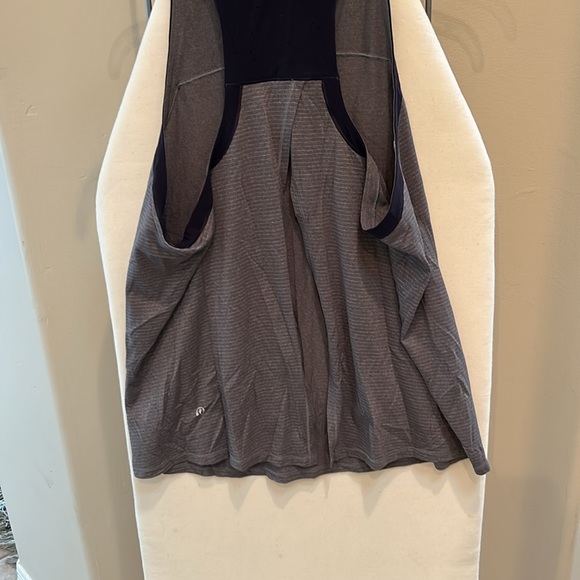 LULULEMON EXERCISE TANK TOP GRAY PINSTRIPE WITH BLACK PERFORATED FABRIC SIZE L - Picture 5 of 6